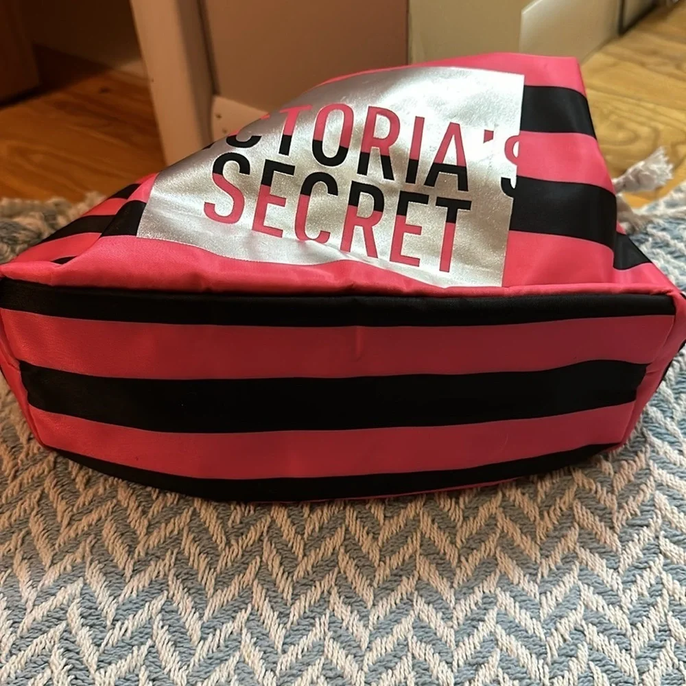 Victorias Secret shows some